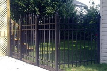 Clôture ornementale en aluminium installée à Montréal